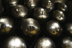 Stahltanks an der Wand