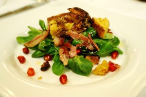 Pannetone gebraten zu Salat und Granatapfelkernen