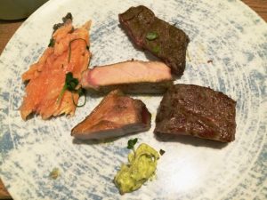Fisch und Steak als Auswahl auf dem Teller