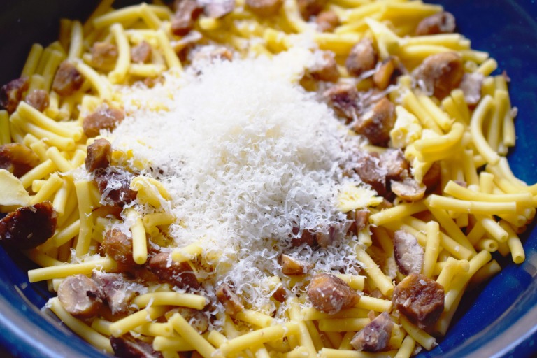 Füllen mit Maccaroni, Maronen und Parmesan