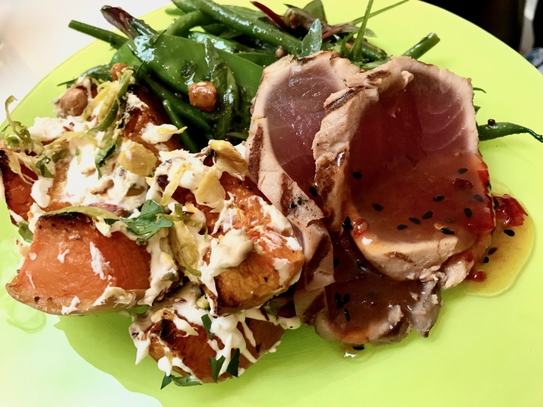 Thunfisch mit zwei Salaten
