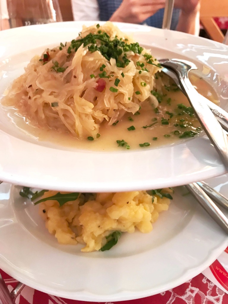 Beilagen: Sauerkraut & Kartoffelsalat
