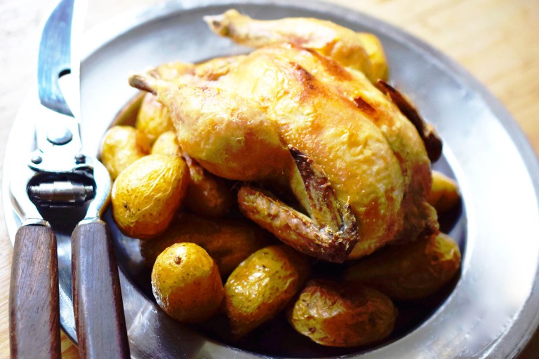 Stubenküken mit Ofenkartoffeln