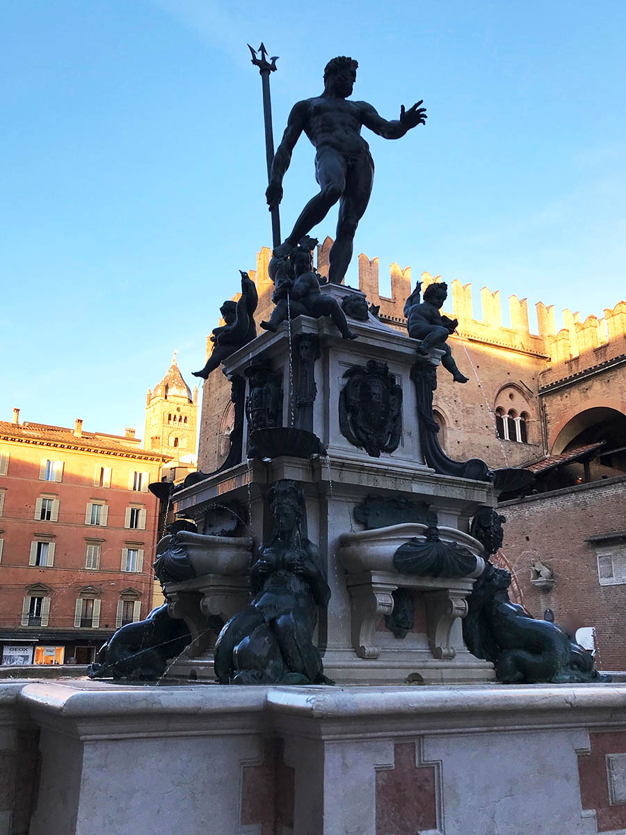 Neptunbrunnen mit Ferrarigabel