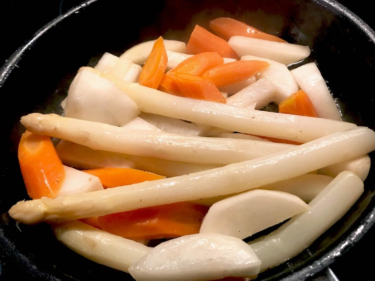 Kaninchen Admiral mit weißem Spargel und Mairübchen