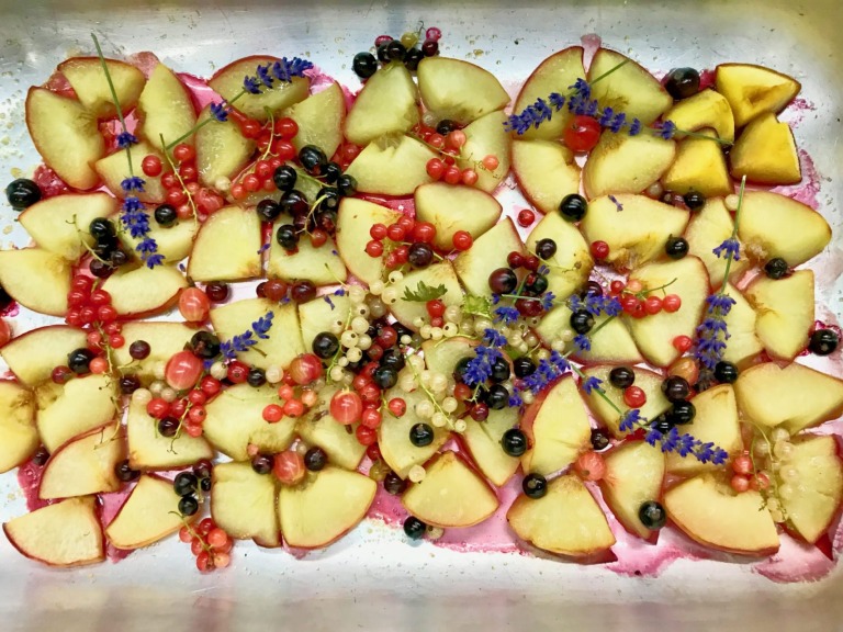 Gebackener Ofenpfirsich mit Beeren und Lavendel