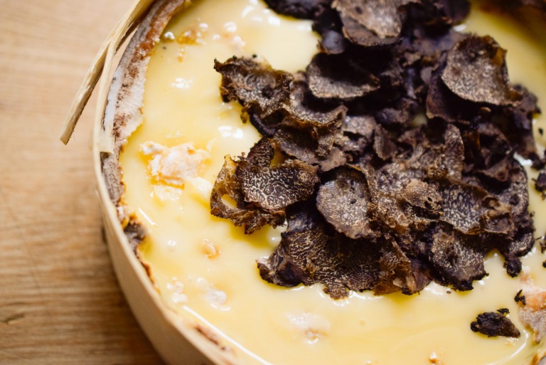 Vacherin Mont-d’Or mit schwarzer Trüffel