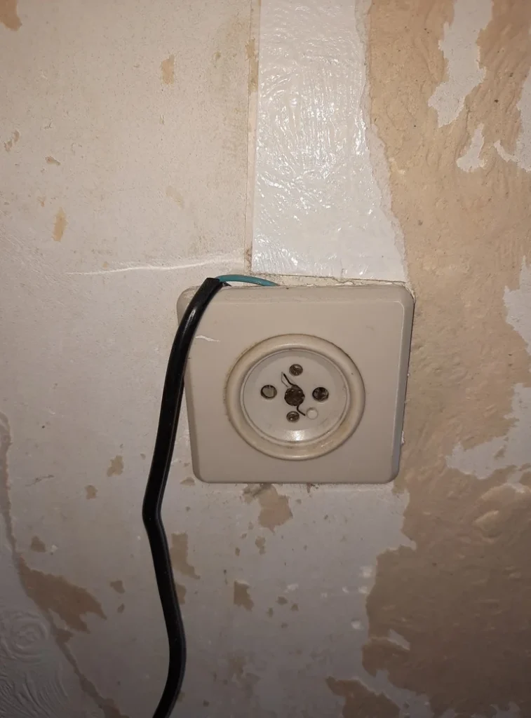 stopcontact is in muur bevestigd met een nagel