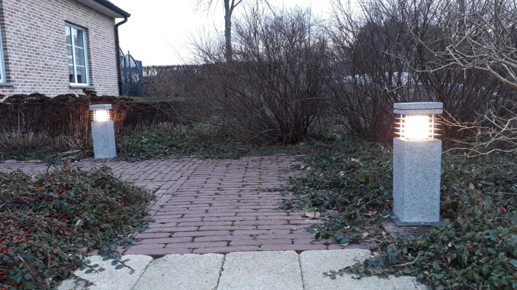 Nieuwe, moderne verlichting naast het tuinpad