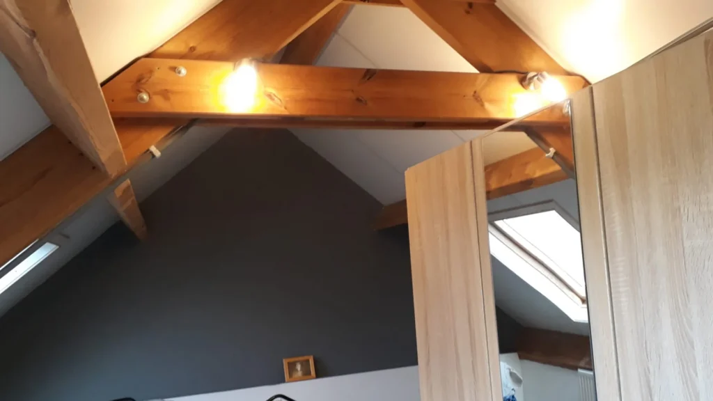 extra verlichting aan een dwarsbalk van een gebinte