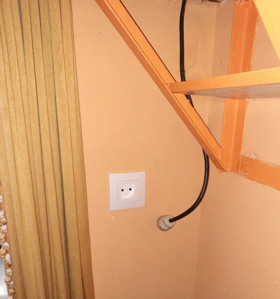 een nieuw conform stopcontact geplaatst