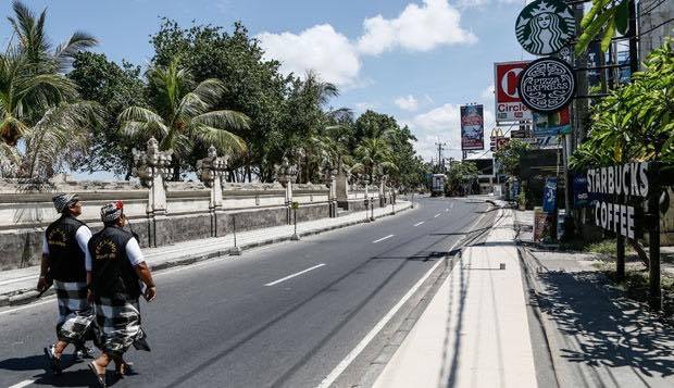 Ruas vazias em Bali durante o dia do silêncio Nyepi com supervisão dos Pecalang
