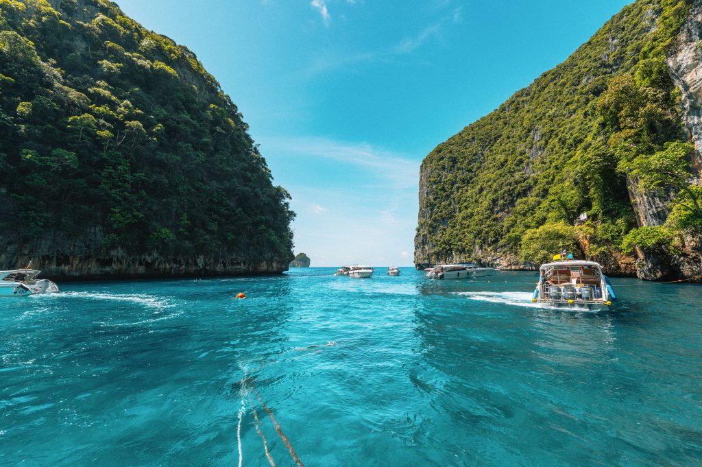 imagem do mar azul nas phi phi desde uma visita de barco