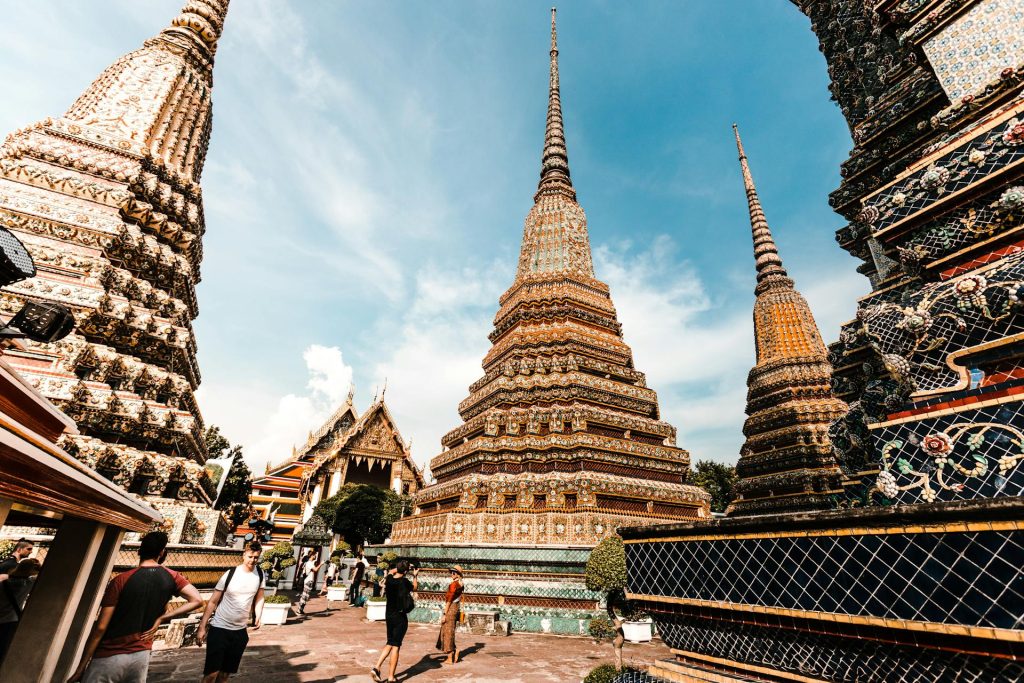 Turistas a tirar fotos num dos vários templos de Bangkok, na Tailândia 