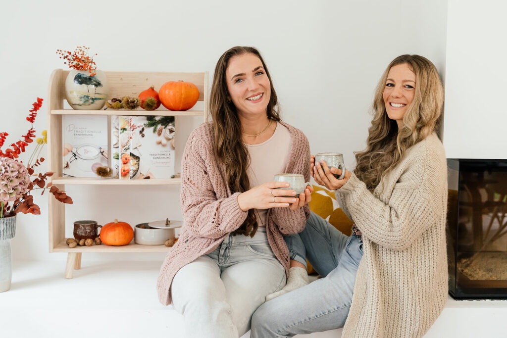 Esma und Heidi mit allen Büchern der traditionellen Ernährung