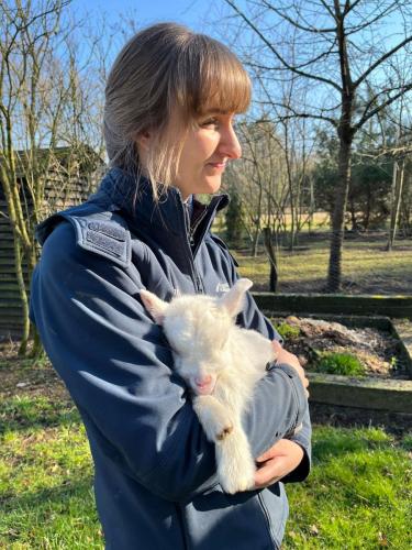 Dierenarts Sophie met een geitje