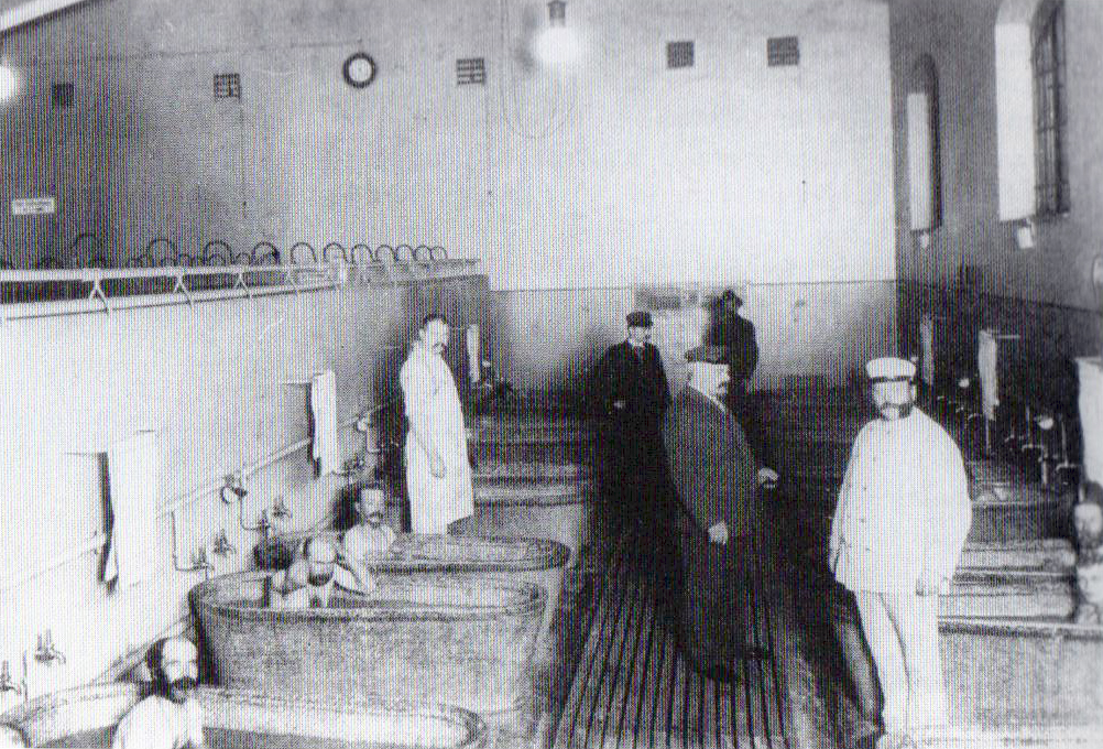 Berliner Obdachlosen Asyl - bath house, homeless shelter