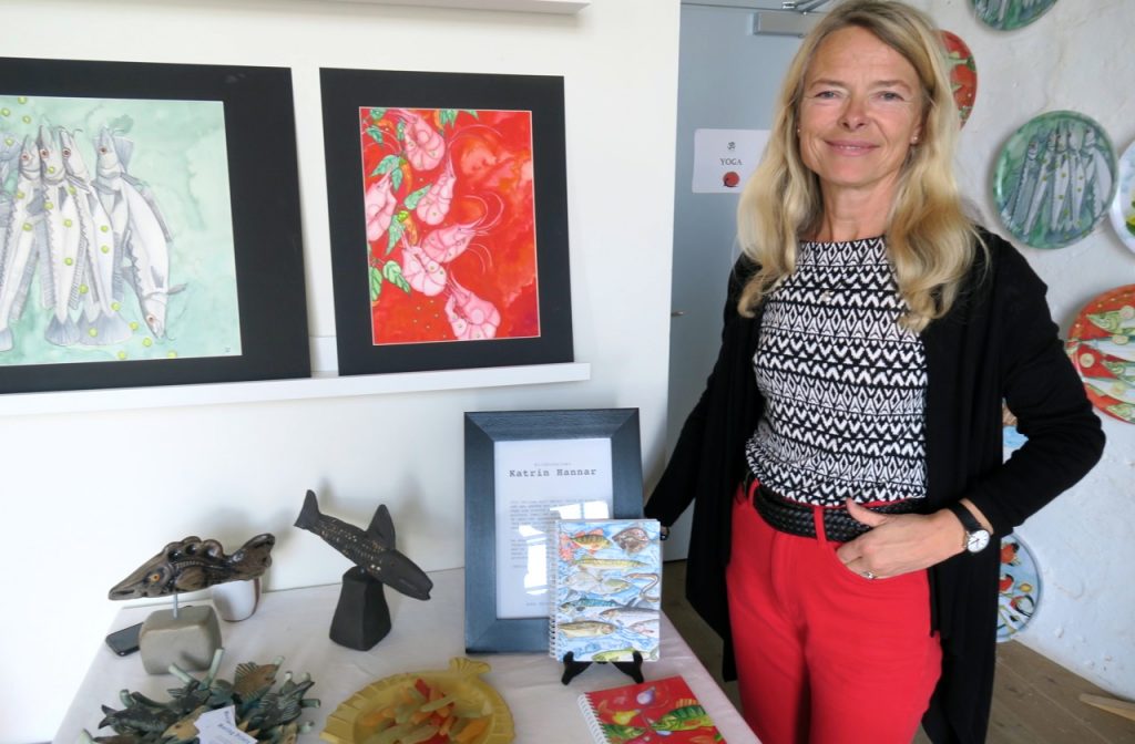 Inspirerande och varieerande fiskar visar konstnären Katrin Hannar