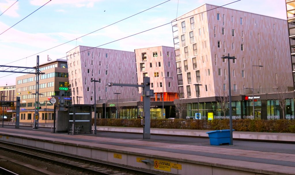 Uppsala station och stationsområdet med de nybyggda husen som piggar upp. 