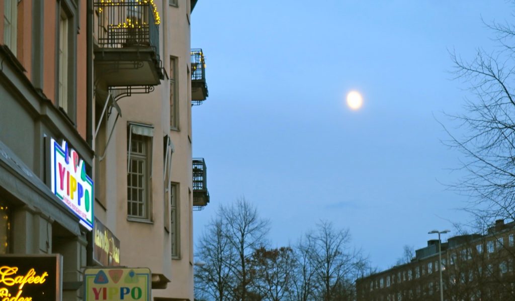 Månen hälsar vänligt på mig dagen före nyårsafton Här på Ringvägen i Stockholm.