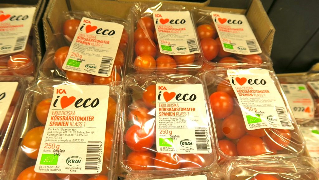 Ekologiskt odlade tomater men som packats i lager med plast. Hur ekologiskt är det?