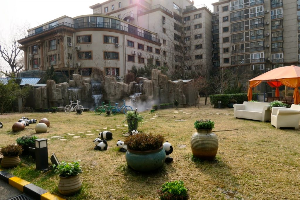 Hotellet Holiday Inn Express Dong Zhimen i Peking har en trevlig innergård med sittgrupper. 
