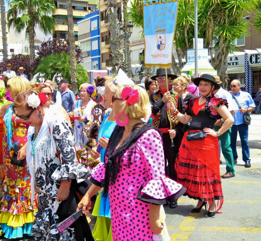 Festligt var det när gårdagens "sevillanas"parad drog genom Torreviejas gator. 