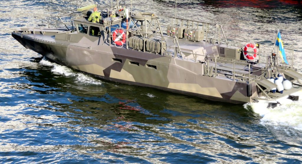 En militärbåt som kanske är på spaning i Hammarbykanalen.