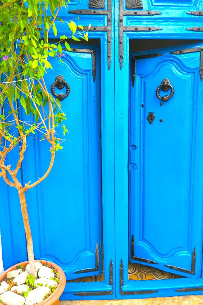 En blå dörr i den lilla spanska byn Frigiliana välkomnar. 