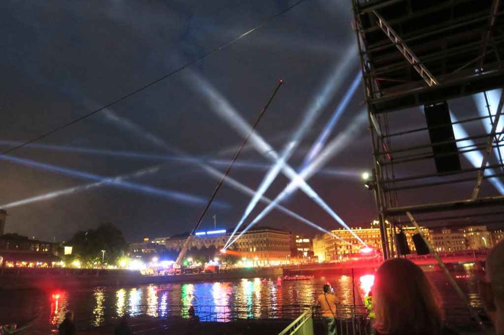 Kulturfest pågår i Stockholm och här ska vattenshowen med Cirkus Cirkör strax börja. 
