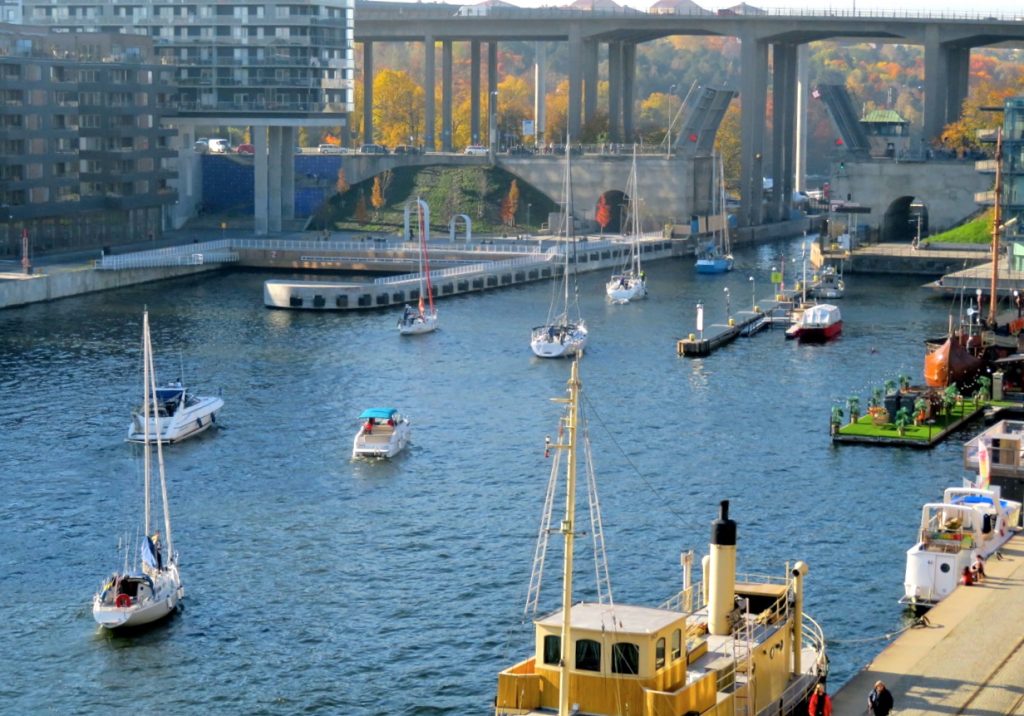 Sommarvärme var det i Stockholm den 14 oktober och många båtar på väg genom Hammarbyslussen.