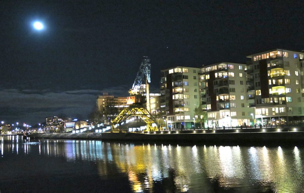 Bild nummer tio, dagens sista bild. Hammmarby sjöstad och lumakranen vinkar. Månen också. 