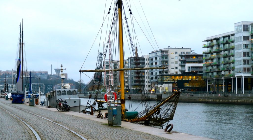 Många flyttbara husbåtar ligger längs kajen i Norra Hammarbyhamnen. 