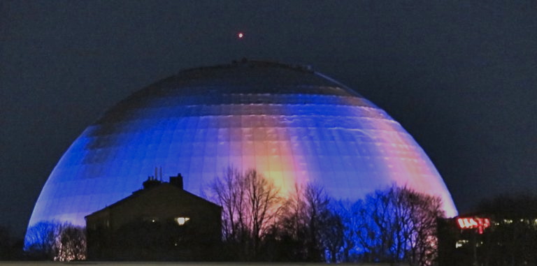 Globen, Eicssom Globe, är en arena byggd av glas, betong, stål och aluminium.
