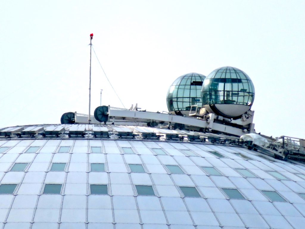 Här de två gondolern av glas som tar besökare upp till Globens topp. 