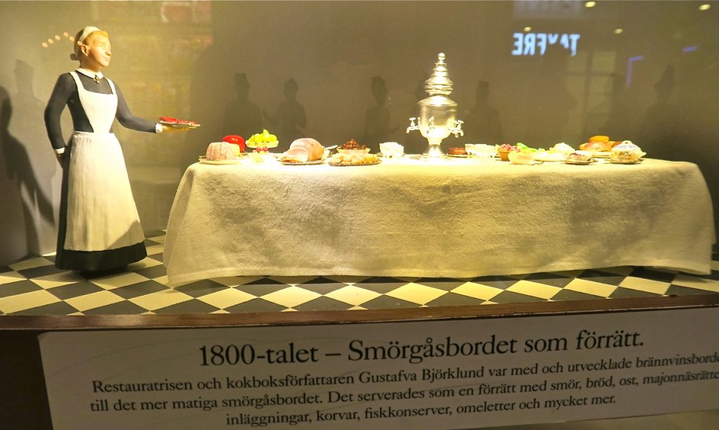 Mer mat och dryck. UNder 1800-talet serberades sömörgådbordet som förrätt.