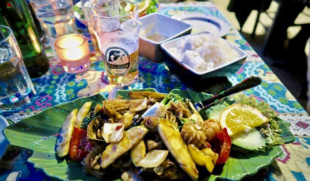 Uppiggande att både äta och se på var min wok med skaldjur, bläckfisk och grönsaker på restaurang Koh Phangangan
