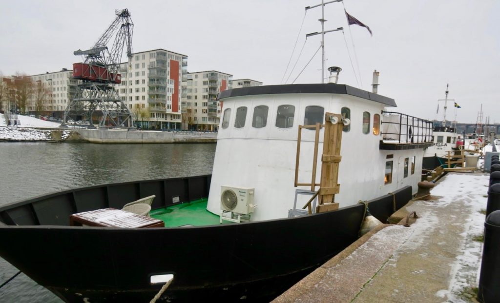 Gott om olika båtar är det längs Hammarbykajen och alla med sin speciella historia.Här "Crusco" - en båt i betong. 