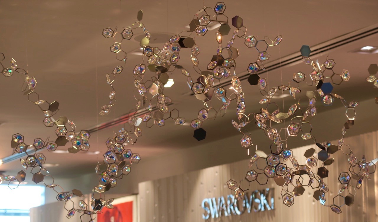 Swarovskis butiker säljer mycket kristall av olika slag. 