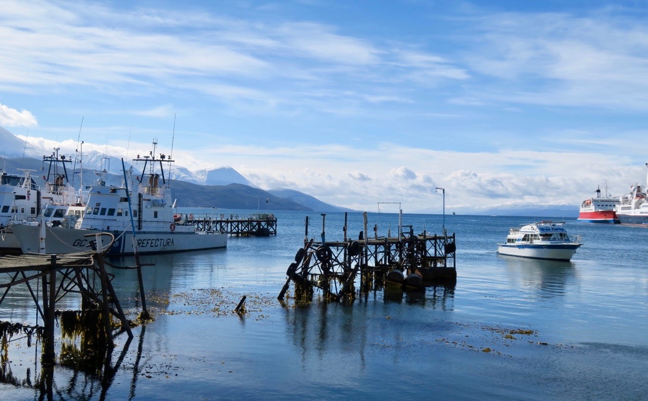 Vackra vyer ut över nejden från hamnen i Ushuaia. 