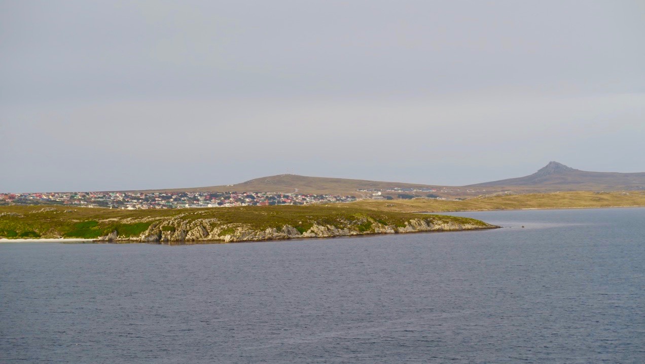 Vårt fartyg "Star Princess" närmar sig Falklandsöarna och hvudorten Stanley.