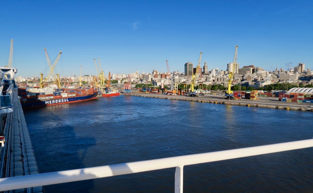 Om man kommer resande per båt till Montevideos hamnmöts man av gammalt och nytt. 