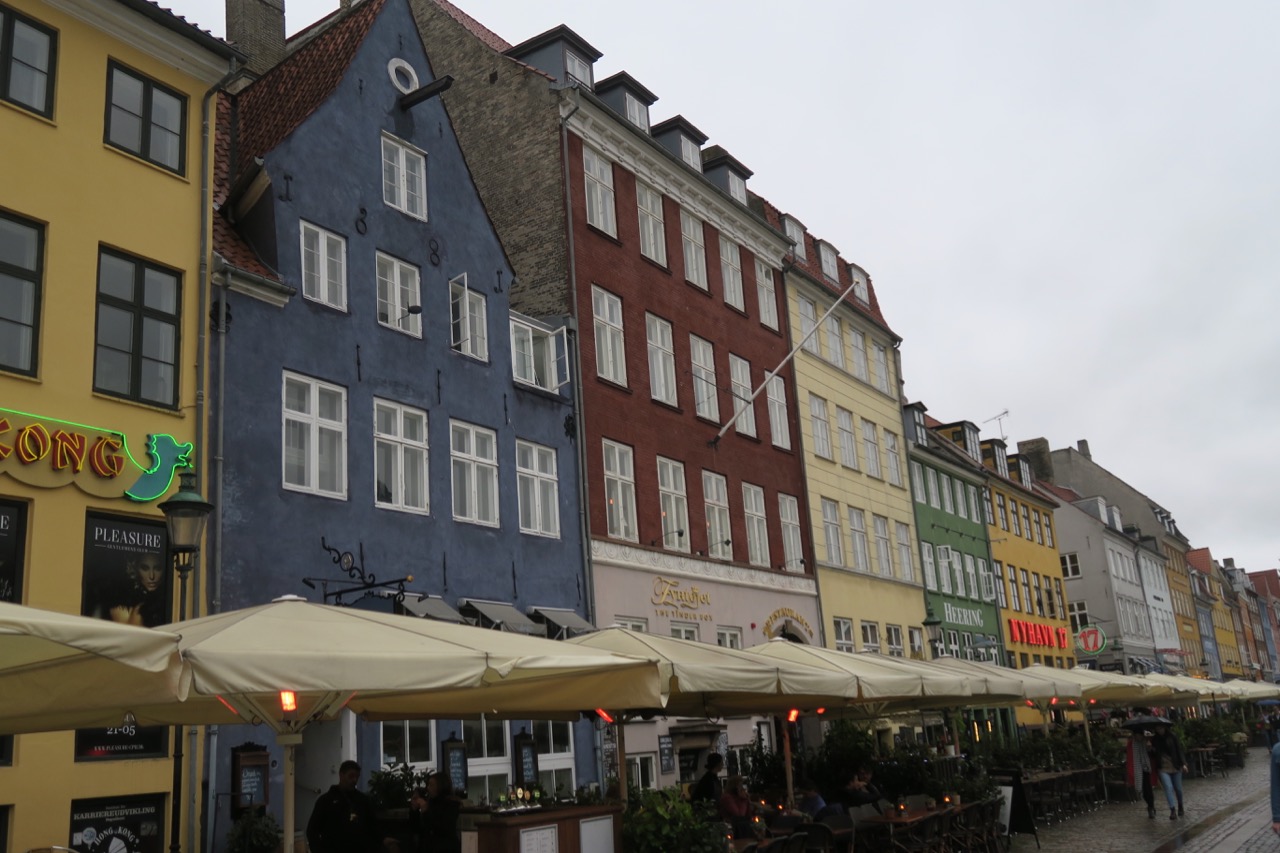 DE färgglada husen i Nyhavn ger extra lyster åt Köpenhamn när regnet vräker ner. 