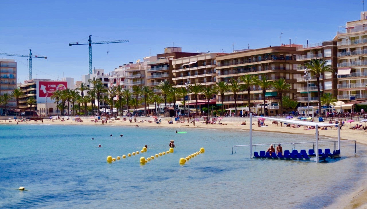 Playa del Cura har fått i de blå stolarna för rörelsehindrade samt de gula avspärningarna. 