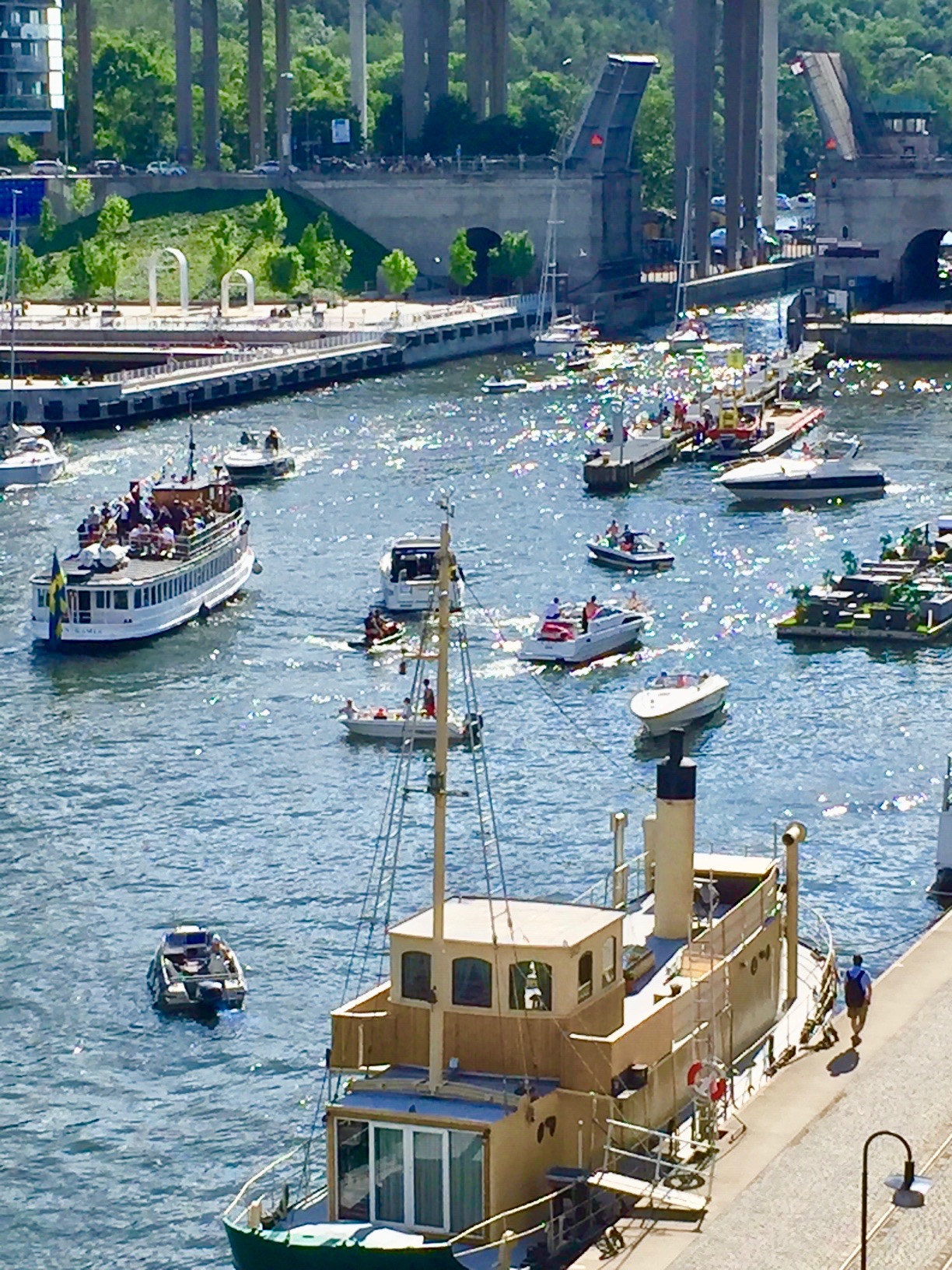Att det är sommar märks även här hemma i Hammarbykanalen där många båtar ville slussa. 