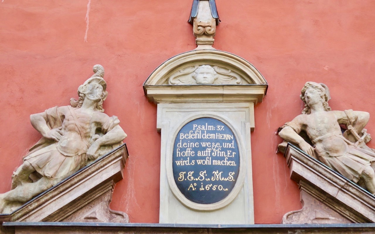 En gammal inskription från 1650 finns ovanför porten på Schanzka huset. 