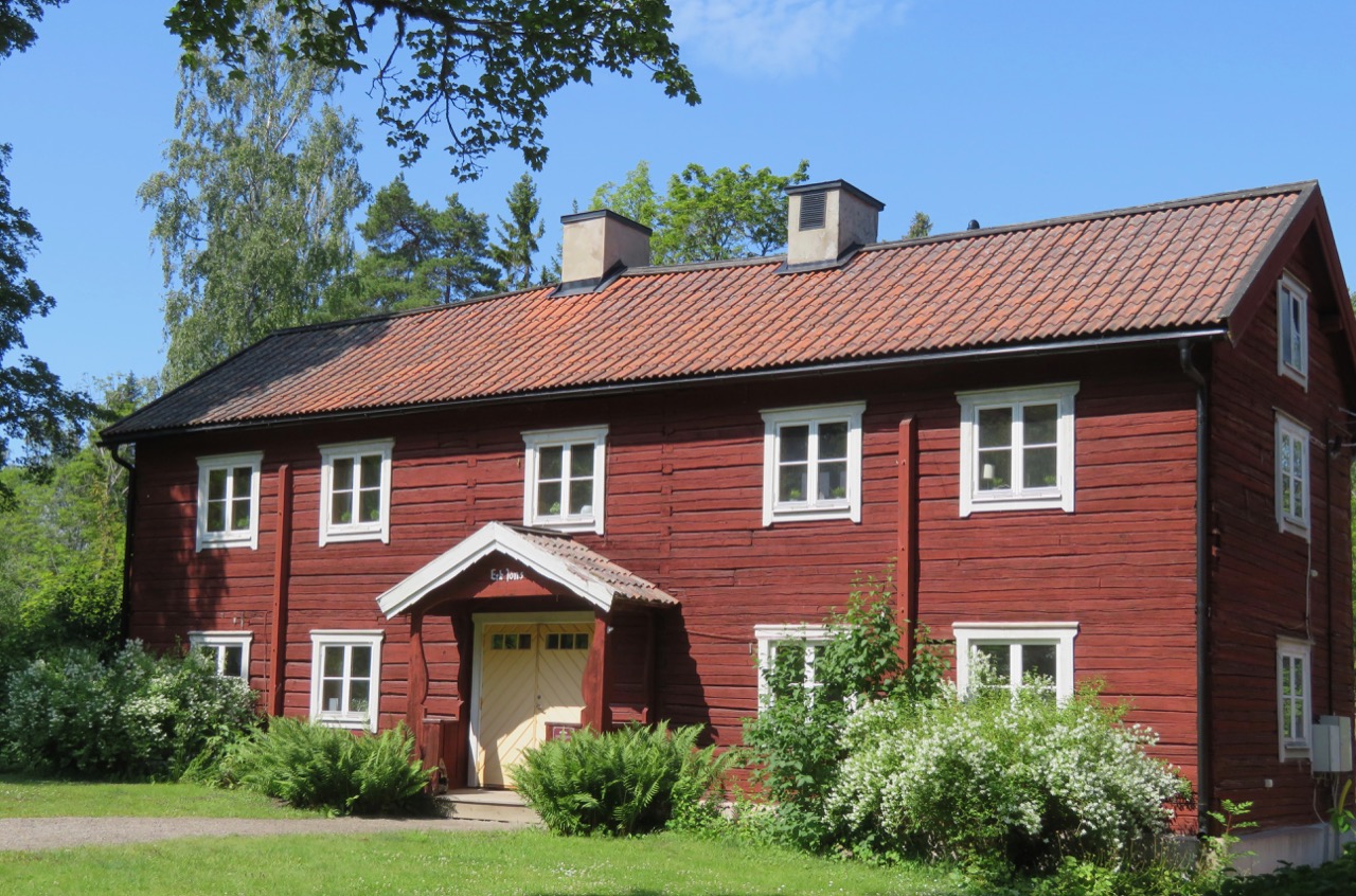 Inom parkområdet i Furuvik finns mång agamla hus som används till butiker, caféer och annat. 