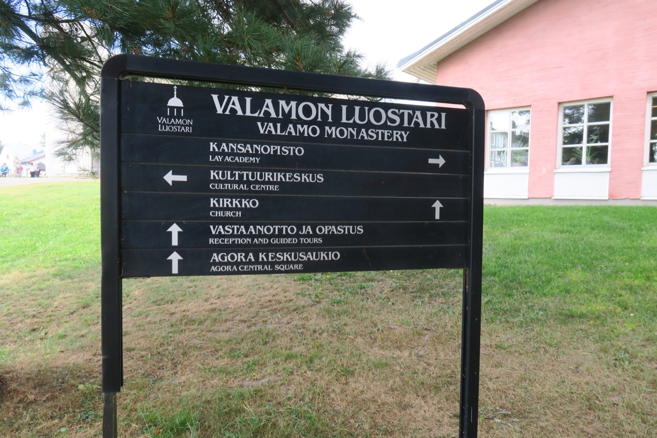 Det är gott om vägvisande finska skyltar inom området.Men på en del tavlor finns även den engelska översättningen