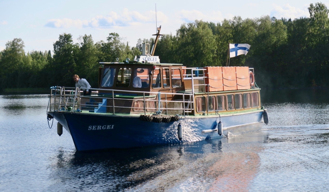 Sergei, båten som ska ta oss sjövägen till Lintula och nunneklostret. 
