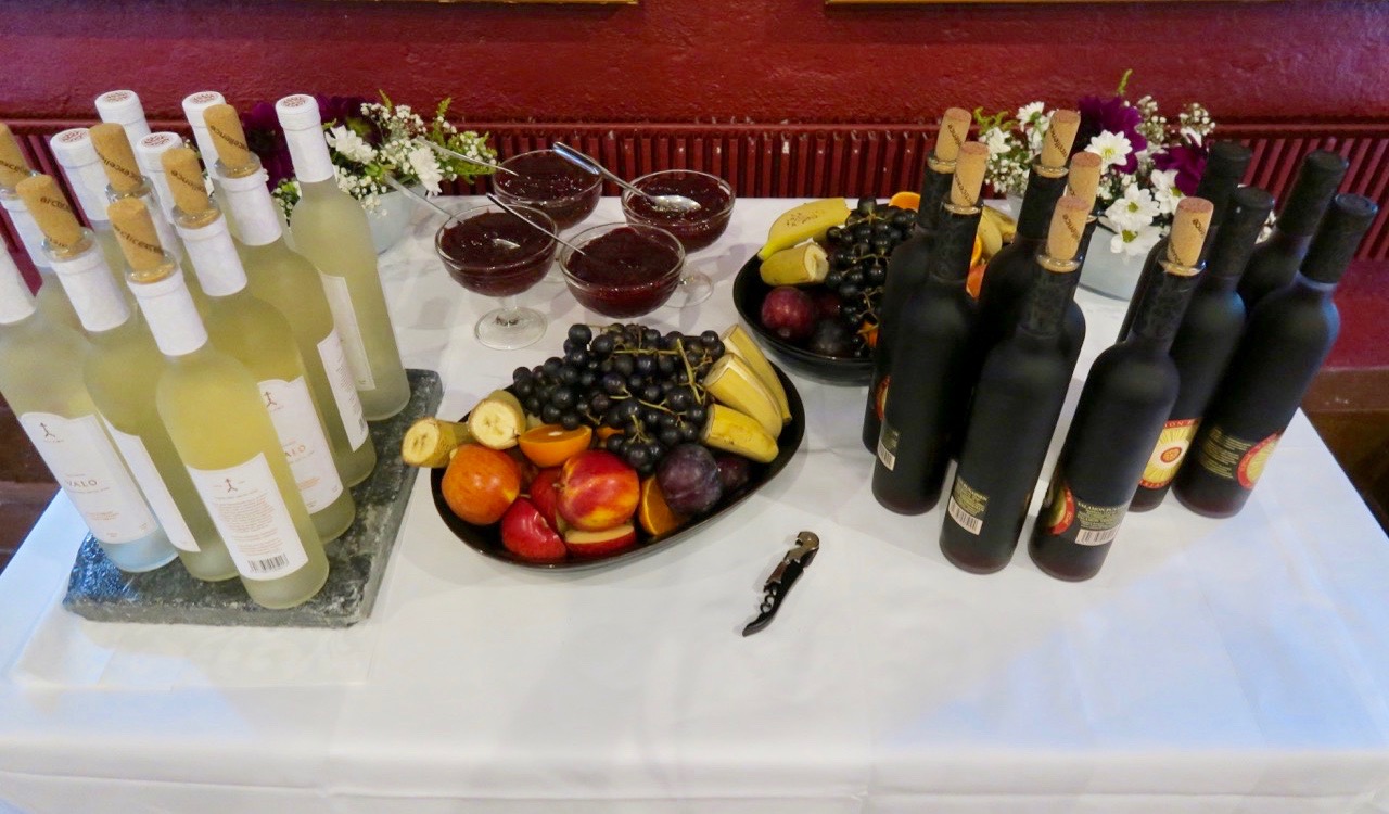Vin, tillverkat på Nya Valamo kloster fanns att köpa till middagen.